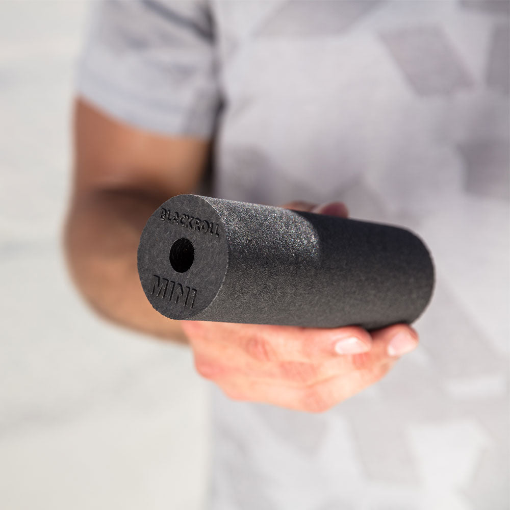 Rodillo de Espuma Compacto para Automasaje Localizado en Pies y Brazos – Blackroll Mini